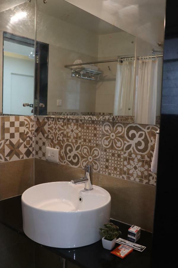 Emerald Vista Luxury Suites Пуна Экстерьер фото